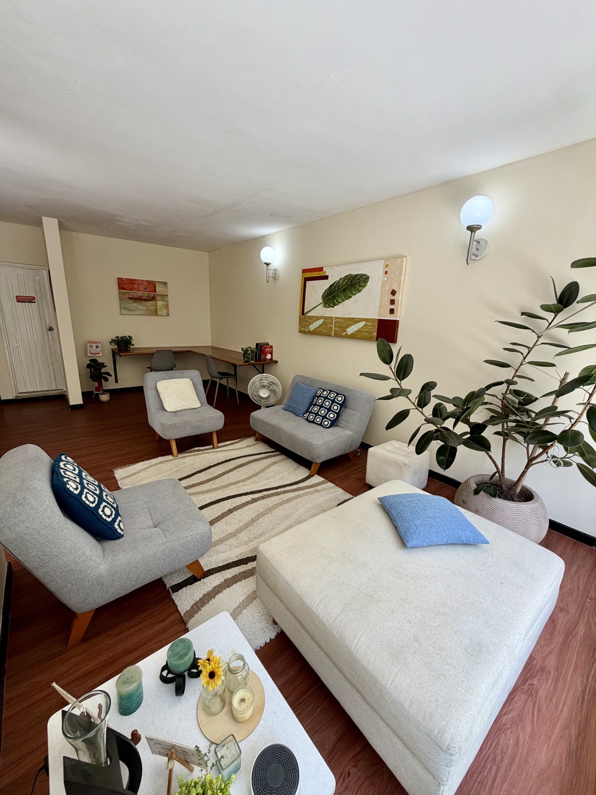 Zona de estar del segundo piso con sillones