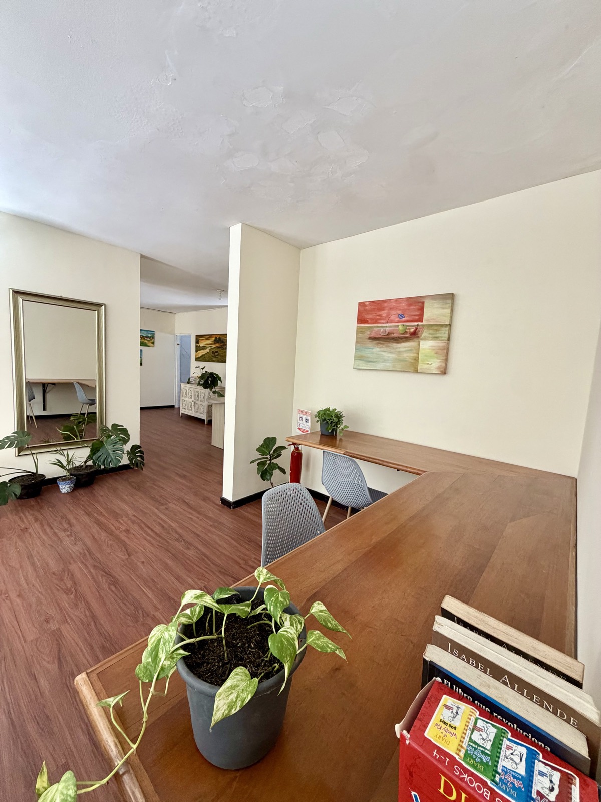Mesa de trabajo junto al comedor, usada como zona de coworking