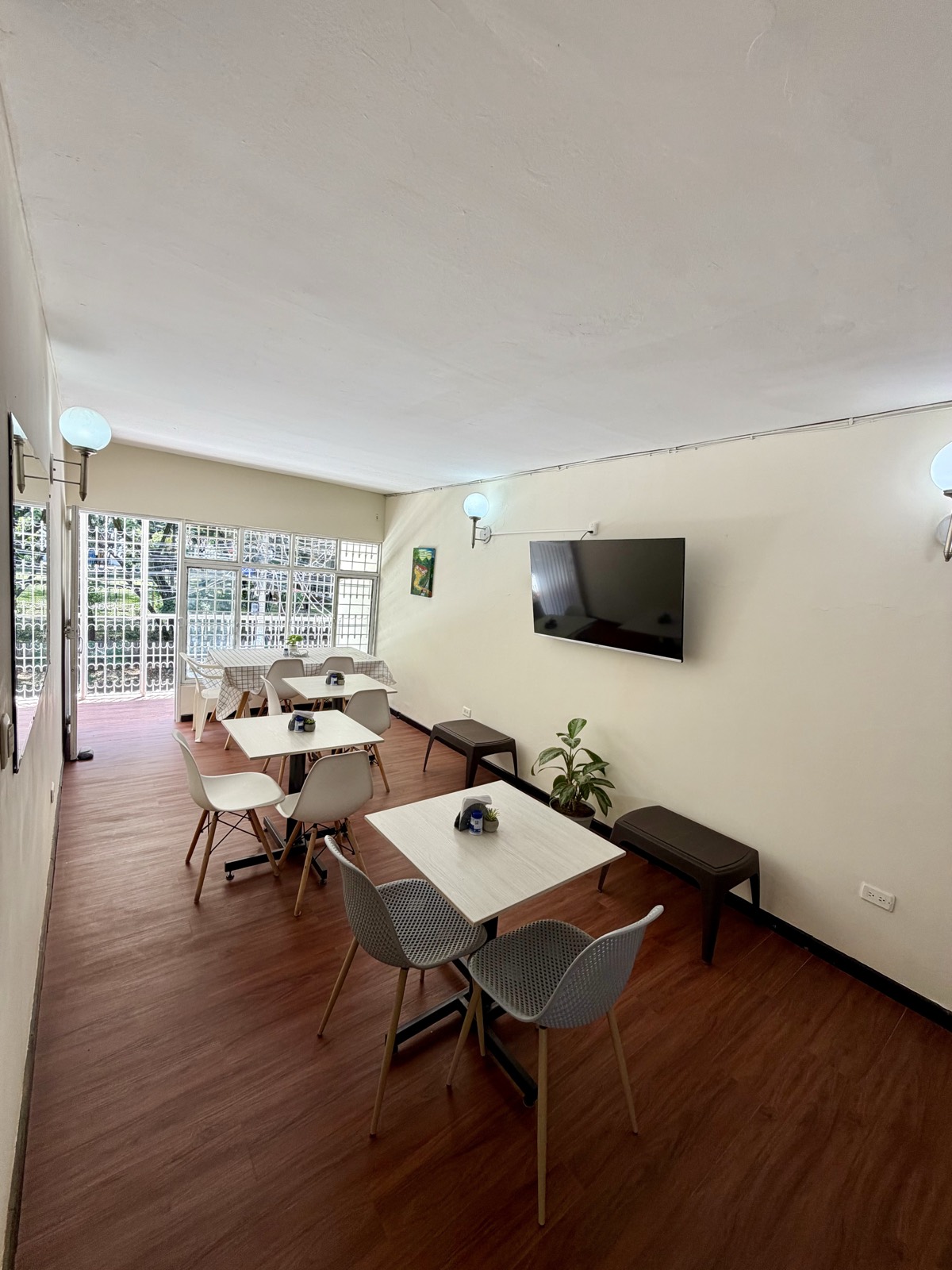 Comedor compartido con mesas y zona de TV